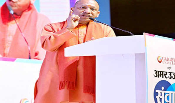 जनता और सरकार के बीच सेतु का काम करता है मीडिया: योगी