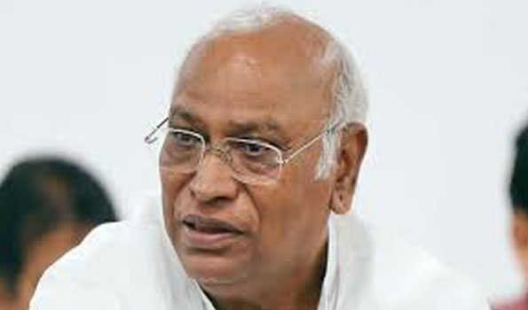 चुनावी बाँड मामले में एसबीआई काे मोहरा बना रही है सरकार : खड़गे