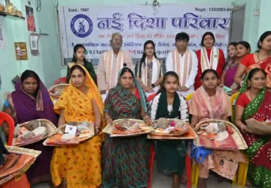 नई दिशा परिवार के तत्वाधान में 31 चैती छठ व्रत करने वाली महिलाओ में सूप, साडी, फल एवं पूजन सामग्री का वितरण