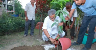 नीतीश मिश्रा ने एल.एन.एम.आई. के कार्यवाहक अध्यक्ष का पदभार किया ग्रहण