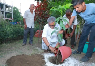 नीतीश मिश्रा ने एल.एन.एम.आई. के कार्यवाहक अध्यक्ष का पदभार किया ग्रहण