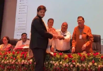 राजकीय आयुर्वेद महाविद्यालय, पटना के शताब्दी समारोह में क्यूरा को 26 वर्षों की सेवा के लिए किया गया सम्मानित